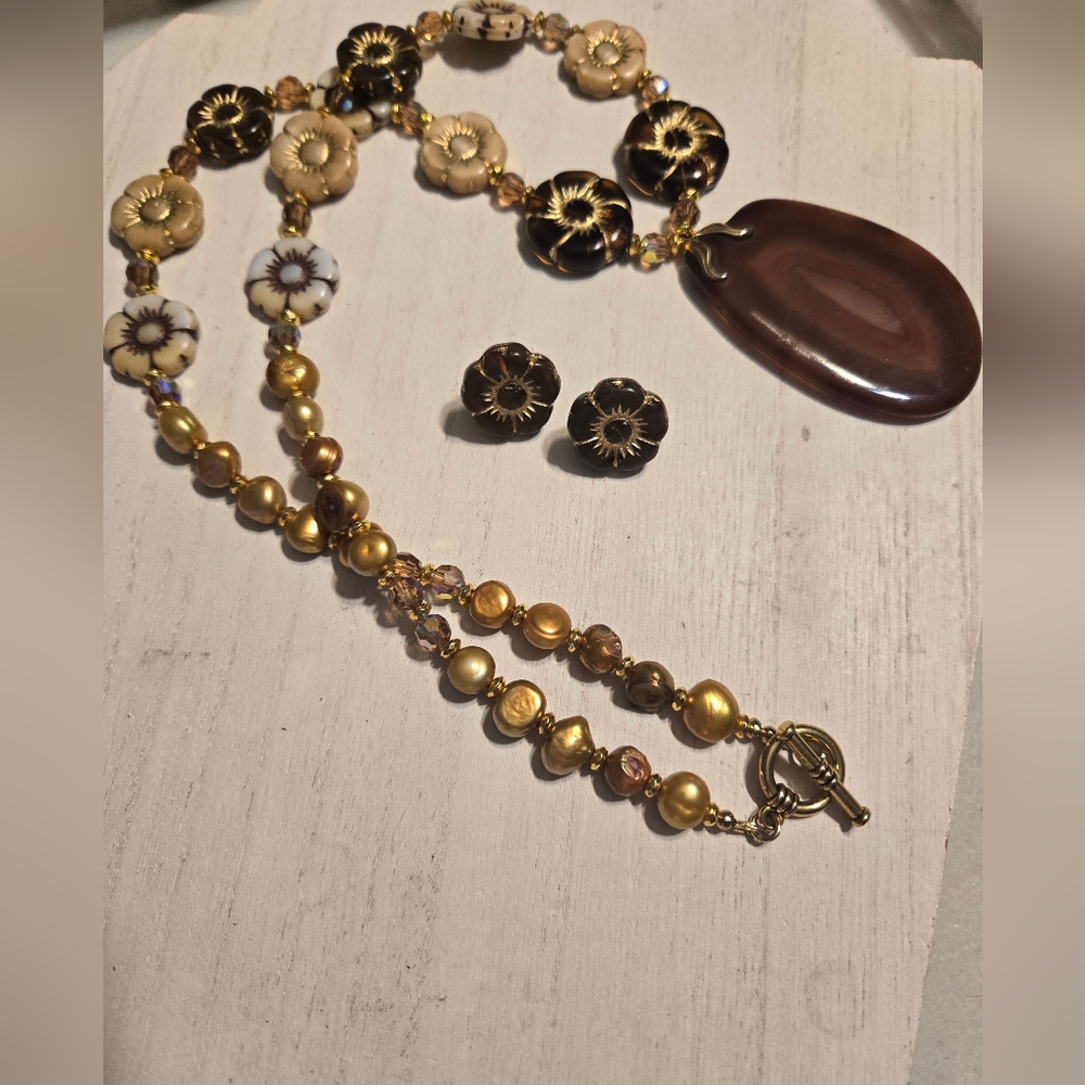Natural agate pendent,Czech flower  stones,fresh water pearl necklace & earrings